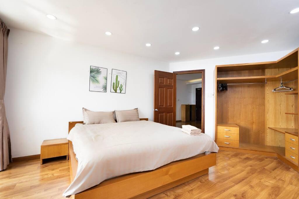 Spacious 2 Bedroom At Center 1st District *
