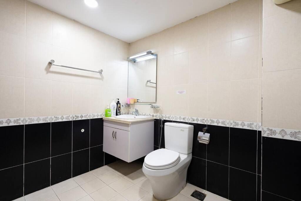 Spacious 2 Bedroom At Center 1st District