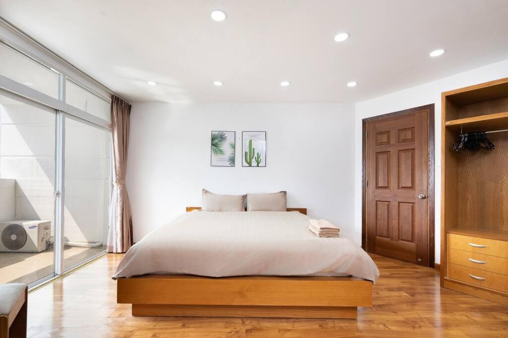 Spacious 2 Bedroom At Center 1st District *